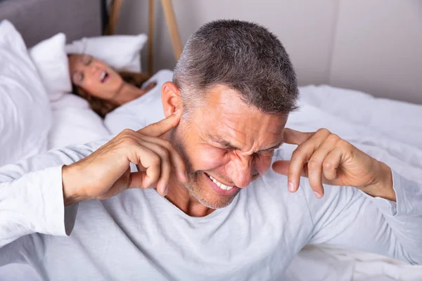 Wütender Älterer Mann Stopft Ohr Mit Finger Während Neben Schnarchender — Stockfoto