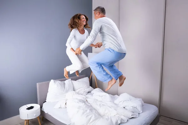 Glücklich Liebevoll Reifes Paar Springt Über Bett Hause — Stockfoto