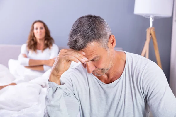 Κοντινό Του Κατάθλιψη Άνθρωπος Κάθεται Στο Κρεβάτι Μπροστά Από Σύζυγό — Φωτογραφία Αρχείου