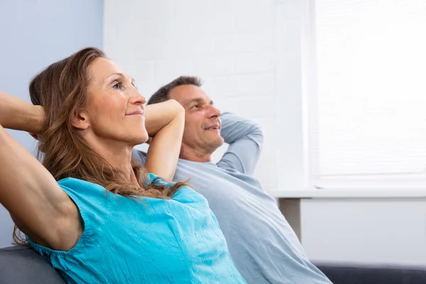 Casal Feliz Maduro Relaxando Sofá Casa — Fotografia de Stock