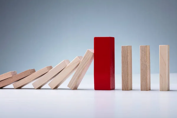 Primer Plano Del Bloque Rojo Madera Medio Caída Las Piezas —  Fotos de Stock