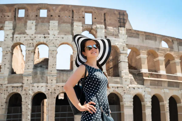 Mujer Turista Pie Frente Coliseo Roma Italia —  Fotos de Stock