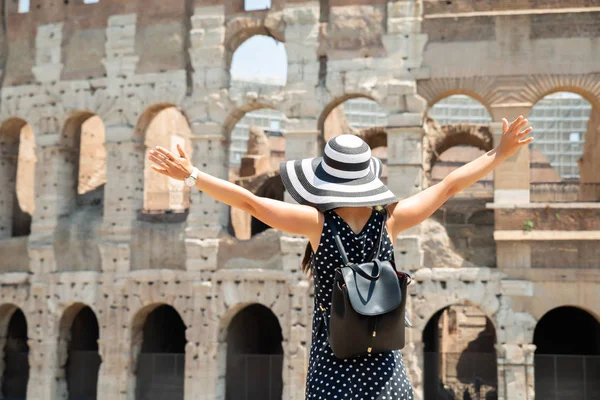 Vrouw Toerist Staande Voorkant Van Het Colosseum Rome Italië — Stockfoto