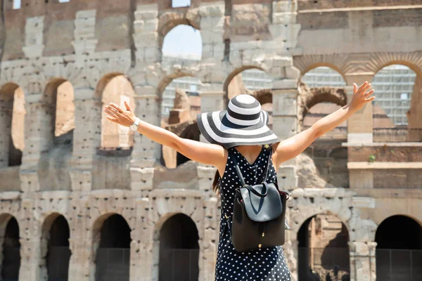 Turista Állandó Colosseum Előtt Rómában Olaszországban — Stock Fotó