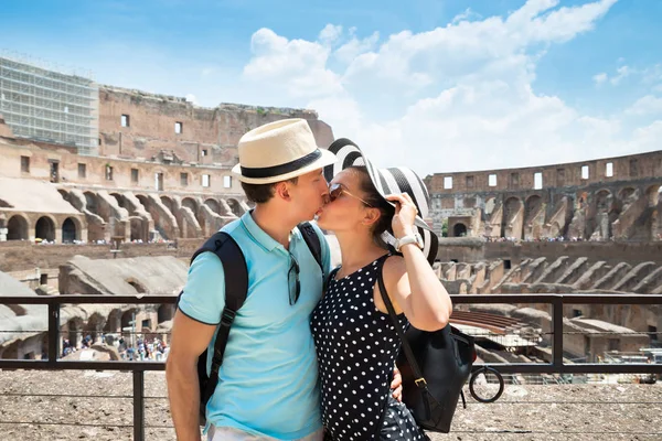 Jovem Casal Turístico Beijando Interior Coliseu Roma Itália — Fotografia de Stock