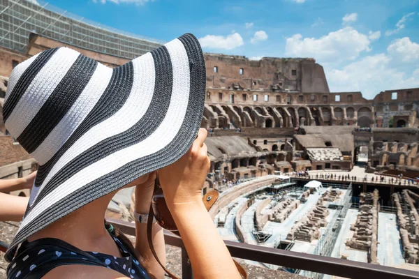 Kvinna Som Tar Foto Insidan Colosseum Rom Italien — Stockfoto
