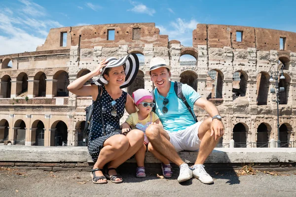 Jovem Família Turística Sentada Frente Coliseu Roma Itália — Fotografia de Stock