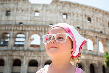 Kız Turist Kolezyum, Roma, İtalya Önünde Gasses Giyen