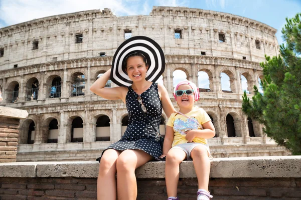 Madre Hija Jóvenes Sentadas Frente Coliseo Roma Italia —  Fotos de Stock