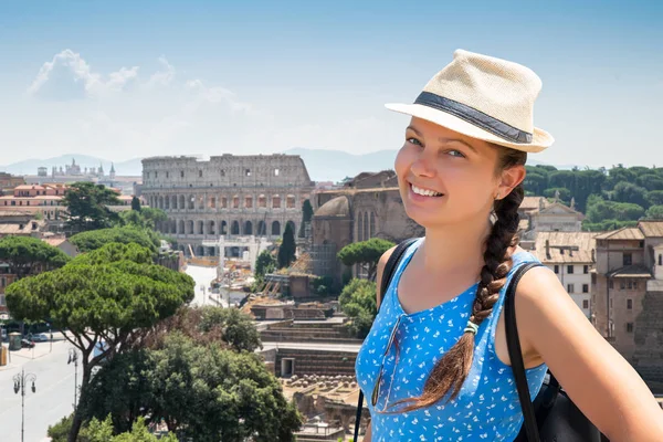ローマ イタリアのコロッセオの前に立つ女性観光客 — ストック写真
