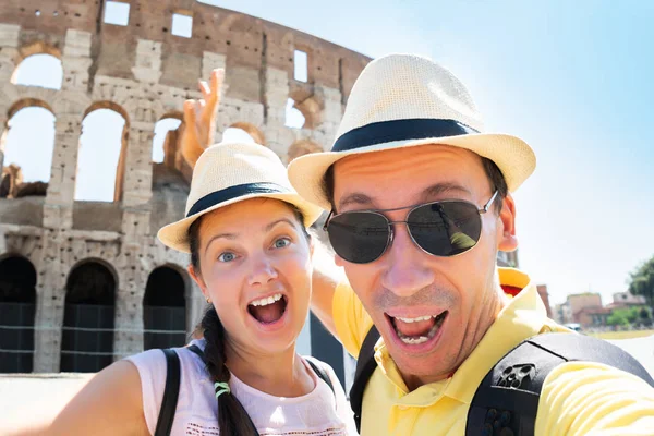 コロッセオの前で自分撮りをするカップル ローマ イタリア — ストック写真