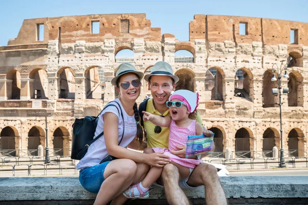 Jovem Família Turística Sentada Frente Coliseu Roma Itália — Fotografia de Stock