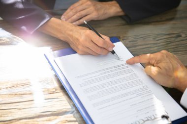 Sözleşme Formunu Dolduran Müşteriye Yardım Etmek İçin Emlakçının Yakın Çekim