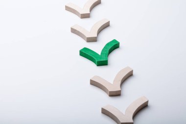 Yeşil İşaret Satır Ahşap Onay İşareti İşaretleri Beyaz Yüzeyde İzole