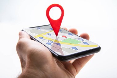 Beyaz Arka Plana Karşı Kırmızı Harita Pin İşaretçisi ile Bir Kişinin Elini Tutan Cep Telefonu Yakın Çekim
