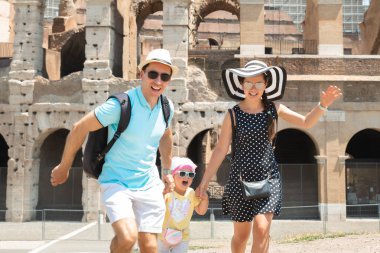Genç Turist Aile Roma,İtalya'da Colosseum Önünde Koşu