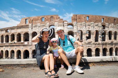 Genç Turist Aile Roma'da Kolezyum Önünde Oturan, İtalya