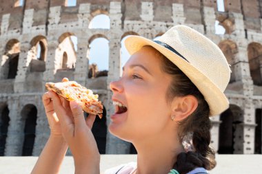 Colosseum Yakınlarında İtalyan Pizzası Yiyen Kadın, Roma