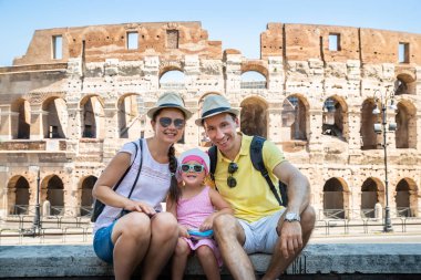 Genç Turist Aile Roma'da Kolezyum Önünde Oturan, İtalya