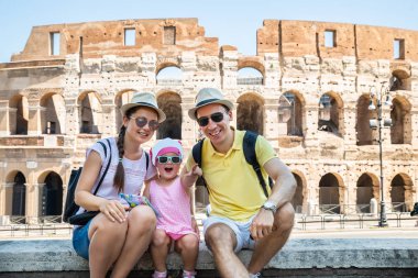 Genç Turist Aile Roma'da Kolezyum Önünde Oturan, İtalya