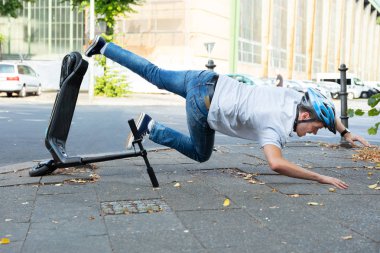 Sokakta E-Scooter 'dan Düşen Adam