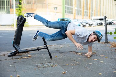 Sokakta E-Scooter 'dan Düşen Adam