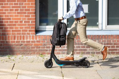 Genç Adam Bir Elektrikli Kick Scooter Sürme