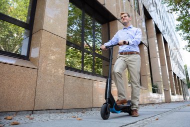 Genç Adam Bir Elektrikli Kick Scooter Sürme