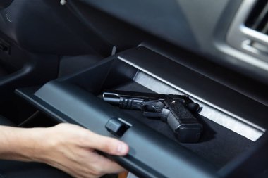 Glovebox Bölmesi Araç İçi Itibaren Tabanca Alarak Sürücü