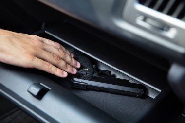 Glovebox Bölmesi Araç İçi Itibaren Tabanca Alarak Sürücü