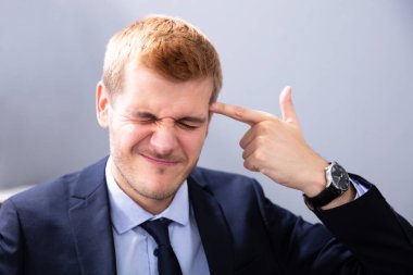 Atış Hareketi Yapan Adam Ofiste Elini Kullanıyor