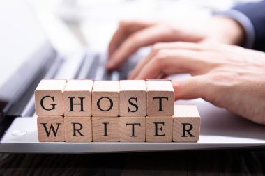 Ghostwriter Ahşap Blok Bilgisayar Klavyesi Birisi Yazarken