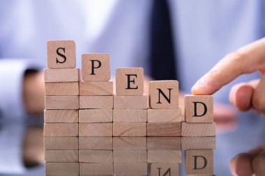 Kelime ve adam grafik aşağı iterek harcama