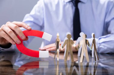 Horseshoe Magnet ile İnsan Figürleri Çeken İşadamı
