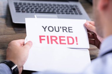 Adam Beyaz Zarf Açma Sizinle Kovuldu metin