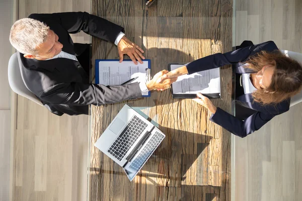 Elevated View Male Manager Shaking Hands Female Applicant Workplace — Stock Photo, Image