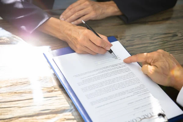 Close Van Een Makelaar Die Klant Helpt Bij Het Invullen — Stockfoto