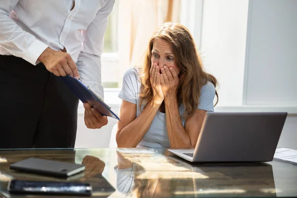 Mogen Affärskvinna Som Tittar Rapporten Visar Hennes Kollega Office — Stockfoto