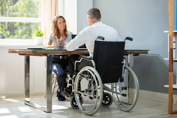 Achteraanzicht Van Gehandicapte Zakenman Werkt Laptop Met Zijn Partner — Stockfoto