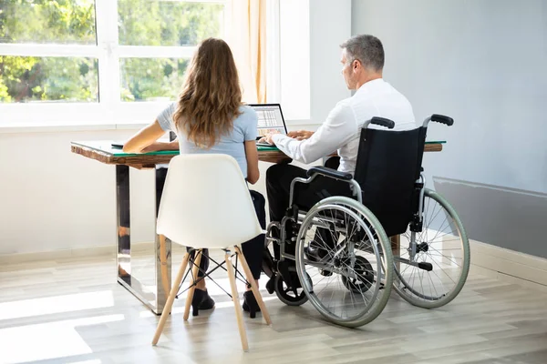 Homme Affaires Handicapé Assis Avec Son Partenaire Avec Ordinateur Portable — Photo