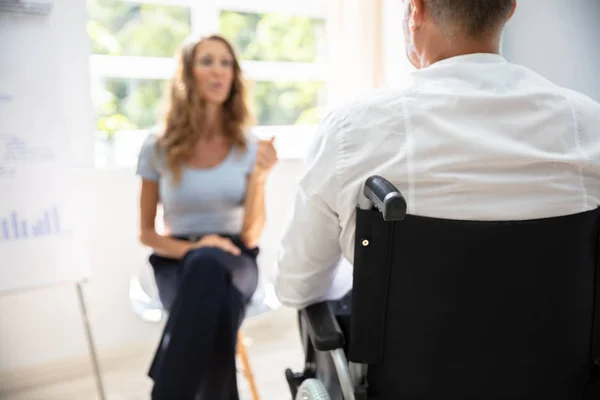 Achteraanzicht Van Gehandicapte Zakenman Bij Vergadering Werkplek — Stockfoto