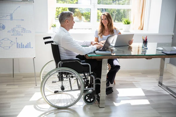 Två Arbetare Som Använder Laptop Arbetar Tillsammans Kontoret — Stockfoto