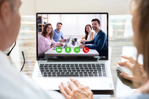 Dos Personas Negocios Videoconferencia Con Sonrientes Colegas Masculinos Femeninos Ordenador — Foto de Stock