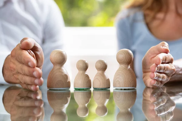 Close Van Hand Van Het Koppel Beschermen Houten Pion Familie — Stockfoto