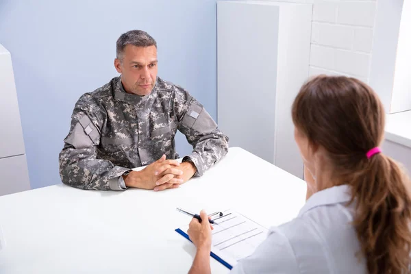 Medico Femminile Ufficiale Militare Preoccupato Che Discute Dei Problemi Che — Foto Stock