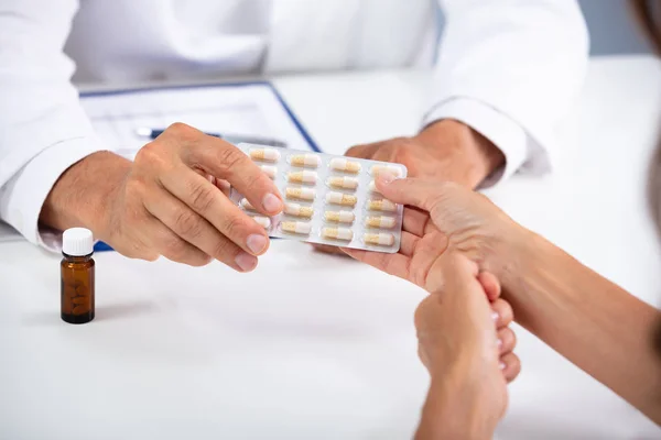 Close Mão Médico Masculino Dando Pílulas Bolha Para Paciente Feminino — Fotografia de Stock