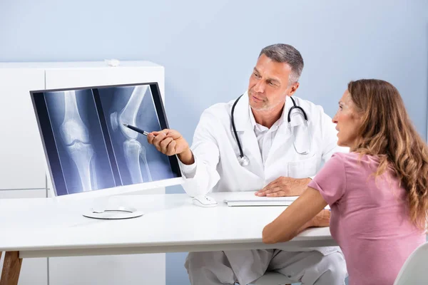 Médico Mostrando Raio Joelho Para Paciente Tela Computador — Fotografia de Stock