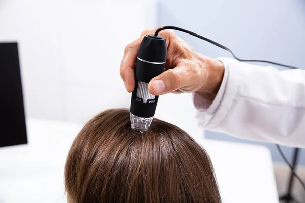 Nahaufnahme Des Dermatologen Mit Dem Trichoskop Zur Haarfallbehandlung Seiner Klinik — Stockfoto