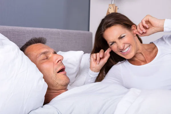 Yatakta Horlama Kocası Yanında Yatarken Parmakla Kulak Tıkan Öfkeli Olgun — Stok fotoğraf
