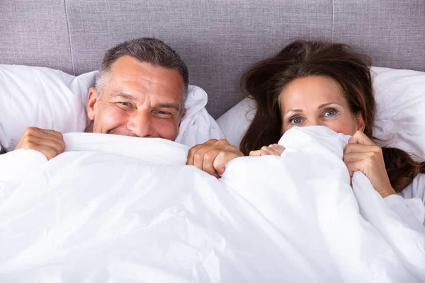 Mare Unghi Vedere Cuplu Încercarea Pentru Ascunde Pătură — Fotografie, imagine de stoc